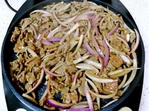 不断翻炒，直到牛肉完全变色，再继续翻炒两分钟。