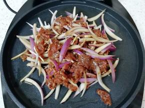 油热以后倒入腌制好的牛肉。