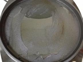 关掉电饼铛上盘，下盘里倒入适量的食用油，选择电饼铛的“烧烤”功能。