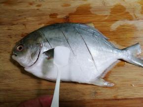 撒上一小勺盐，里外抹匀腌制半小时