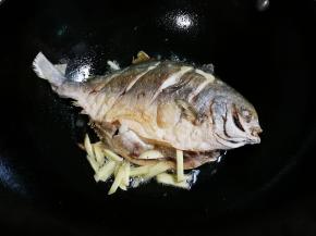 放入姜条煎出香味