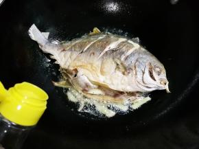 放入两勺料酒蒸发掉