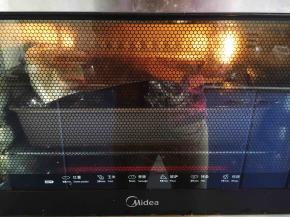 第二次60分钟后将烤鸡的旋转叉拆下来，将烤鸡再涂抹一遍腌料，将鸡放在蔬菜盘子里，将烤箱功能调至上下火功能，调至200度，烤60分钟，这是烤的第三个60分钟。
烤制时将鸡翅尖用铝箔纸裹上，用铝箔纸盖着鸡，避免上色过重。
我之所以改为上下火烤，主要是为了让鸡紧挨着蔬菜，这样鸡的味道更容易渗入到蔬菜里，尤其是雪梨有着特殊的味道。
