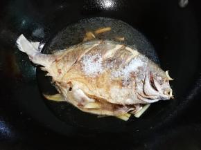 放入没过金昌鱼三分之二的清水烧开