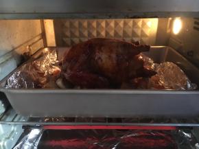 在烤完第三次60分钟后，把烤鸡拿出来，刷一层薄薄的蜂蜜水，然后放入烤箱里，再烤10分钟即可。
在这10分钟烤制时请一定全程观察烤鸡的颜色，如果发现颜色过重，请加盖铝箔纸。