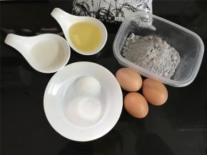 准备好材料，黑米蛋糕粉60克，牛奶35克，植物油35克，白砂糖40克，鸡蛋3个。