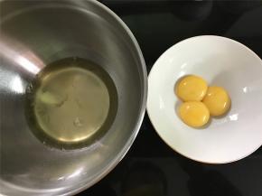 先把3个鸡蛋的蛋白和蛋黄分别打入无水无油的打蛋盆中。