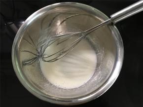 另取一盆，把牛奶和植物油放一起，用打蛋器打匀，让它们充分乳化。