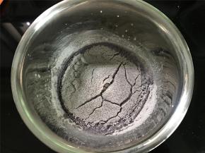 再把60克黑米蛋糕粉筛入乳化好的牛奶液中。