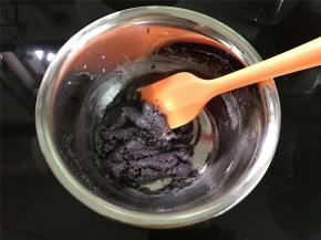 然后用刮刀采用切拌的手法把蛋糕粉和牛奶翻拌均匀。