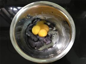 再把3个蛋黄放入。