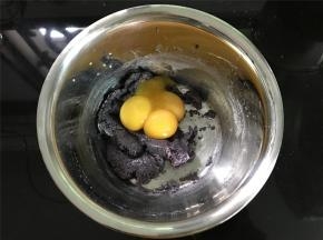 再把3个蛋黄放入。