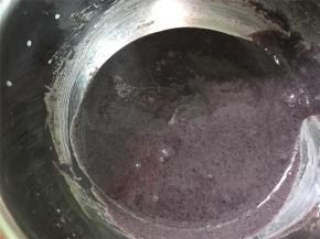 一起翻拌至无颗粒的糊状后，静置一会儿。