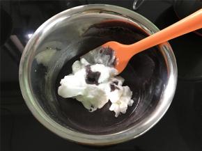 蛋白打好后，先取1/3的蛋白霜放入蛋黄糊中，翻拌均匀。