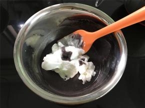 蛋白打好后，先取1/3的蛋白霜放入蛋黄糊中，翻拌均匀。