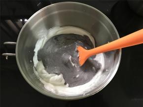 再把拌匀的蛋黄糊糊倒回蛋白霜盆中。