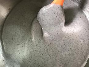 用切拌的手法把剩下的蛋白霜和蛋黄糊一起翻拌均匀。