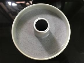 然后把拌好的蛋糕糊倒入6寸中空戚风模具中，震出大气泡。