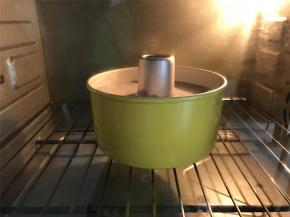 放入预热好的烤箱，上下火，中下层，150度，先烤30分钟后转145度再烤15分钟左右即可。