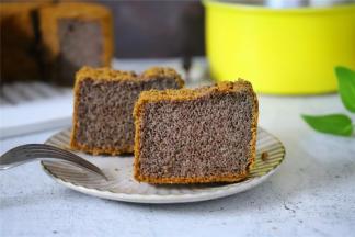 等彻底凉透后，就可以脱模了，细腻轻盈，入口即化的黑米戚风蛋糕。