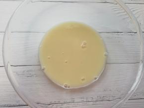 温水中加入发酵粉、盐和糖混合均匀。