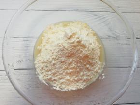 加入黄油（黄油提前软化）和高筋面粉。