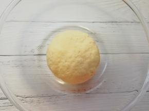 揉成光滑的面团，盖上保鲜膜发酵至两倍大。