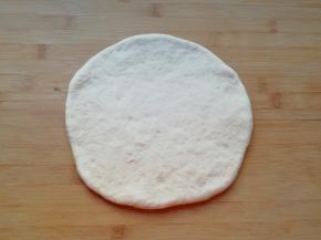 发酵好的面团揉光排气，擀成一张比模具大一些的面饼。