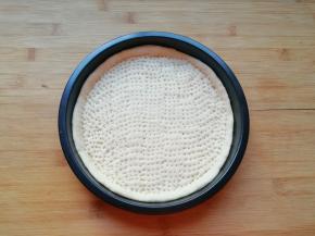 用叉子扎满小孔，防止饼皮在烤制的过程中中间凸起，做好的饼底静置15-20分钟进行第二次发酵。