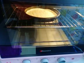 烤箱提前190度预热。 将披萨饼皮送入预热好的烤箱，上下管190度烤10分钟。