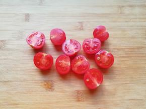 饼皮烤制的时间里准备水果，圣女果洗干净一切两半。