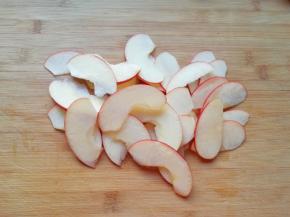 苹果洗干净去核切成薄片。