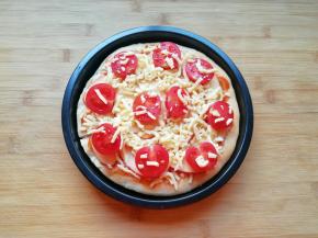 再撒上一层马苏里拉芝士。