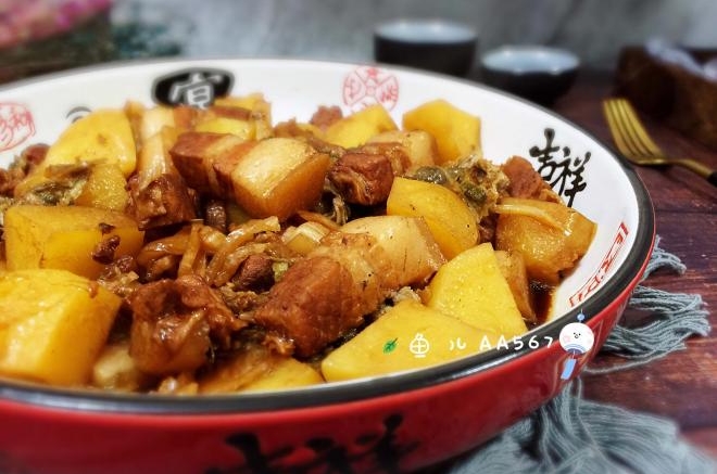红烧肉炖土豆酸菜