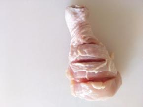 准备8个鸡腿，解冻，用清水把鸡腿洗干净。然后用刀在鸡腿上两面各划三刀，放盆里备用。