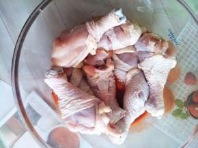 鸡腿一定要控干水分，以免影响口味。把鸡腿放入腌制调料里，一个一个放好，【我翻了一下面，让他更好的吸收汤汁】用保鲜膜把盆包好，鸡腿腌制4-5个小时，隔一个小时翻下面。