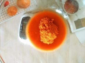 准备一个干净的盆，倒70g水，把提前准备好的70g腌制调料倒进去，搅拌均匀【我做的鸡腿味道比较淡，适合宝宝，如果大家喜欢重口味一点的，可以太调料里加入适量盐，自己喜欢的味道就好。】