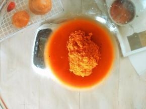 准备一个干净的盆，倒70g水，把提前准备好的70g腌制调料倒进去，搅拌均匀【我做的鸡腿味道比较淡，适合宝宝，如果大家喜欢重口味一点的，可以太调料里加入适量盐，自己喜欢的味道就好。】