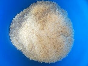 把鸡蛋，玉米淀粉，面包糠分别放到一个大一点的容器里，这样在裹鸡腿时比较方便