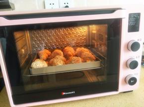 烤箱预热好后，把烤盘放到烤箱中下层，200度40-45分钟，根据自己的烤箱去掌握烤箱的温度。