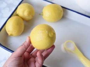 先清洗柠檬。有的柠檬在出售时打了蜡，所以我们要将它的表皮用盐细细搓一遍。