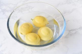 搓好的柠檬再放入水中清洗干净。