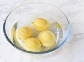 搓好的柠檬再放入水中清洗干净。