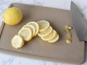 将洗完后的柠檬擦干净表皮，切掉柠檬的头尾两端。不要不舍得，因为柠檬的两端会较苦一些。还一个原因是它的两头基本上全是皮，没有果肉，也会增加苦味。切片要均匀，不要太厚，也不要太薄；我切得就有点薄了。