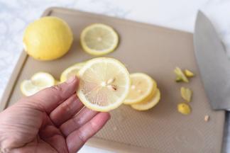 仔细的将柠檬的每个籽用牙签挑掉。籽一定要清理干净，否则它也会增加成品的苦味。