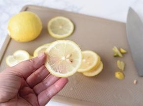 仔细的将柠檬的每个籽用牙签挑掉。籽一定要清理干净，否则它也会增加成品的苦味。