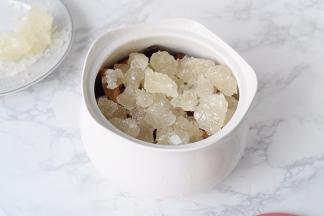 依次将切好的柠檬片、新会陈皮、罗汉果、冰糖放入，不要放水，千万记住，不放水。我加了罗汉果，一方面它的味道清甜，另一方面，它也有清热润肺镇咳利咽的作用。陈皮大家一定要选新会陈皮，味道芬芳，年代越久功效越好，它也具理气化痰止咳的功效。那种象桔皮做的，颜色发黄的，切成丝状的，价格虽便宜，但功效不好，大家一定要选对了料。