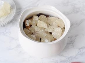 依次将切好的柠檬片、新会陈皮、罗汉果、冰糖放入，不要放水，千万记住，不放水。我加了罗汉果，一方面它的味道清甜，另一方面，它也有清热润肺镇咳利咽的作用。陈皮大家一定要选新会陈皮，味道芬芳，年代越久功效越好，它也具理气化痰止咳的功效。那种象桔皮做的，颜色发黄的，切成丝状的，价格虽便宜，但功效不好，大家一定要选对了料。