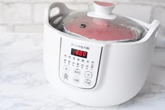 我选择的是电炖锅燕窝键，程序自定是八小时，您也可以把时间调的再久一些，隔水炖耗水极少，炖上十个小时也不会干锅的。