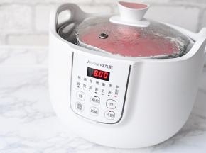 我选择的是电炖锅燕窝键，程序自定是八小时，您也可以把时间调的再久一些，隔水炖耗水极少，炖上十个小时也不会干锅的。